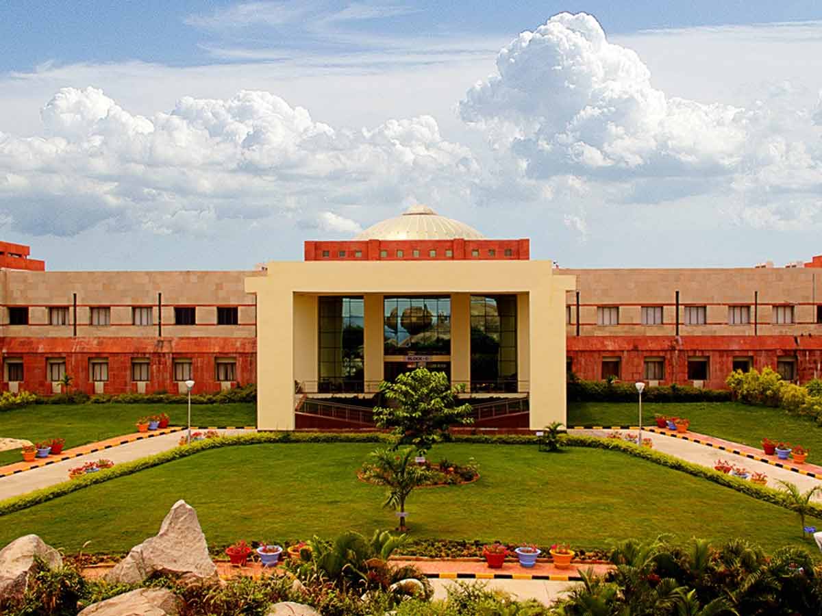 Top private universities in India with Pros and cons